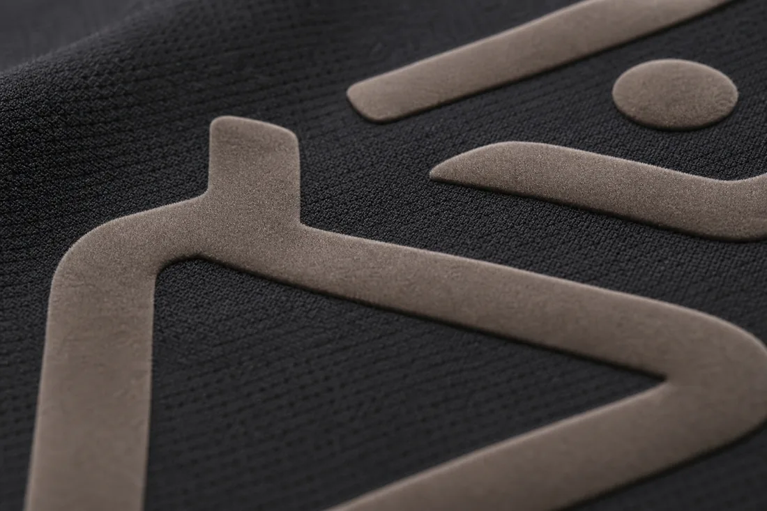 Marquage par flocage, texture velours en relief sur un textile