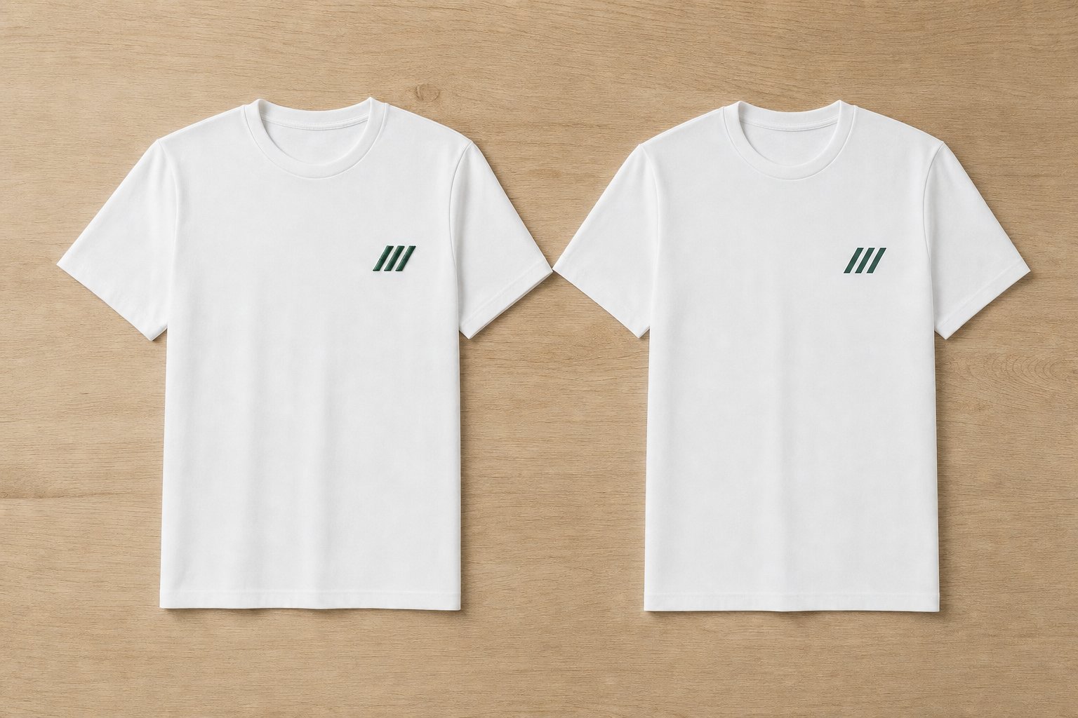 Deux t-shirts blancs identiques côte à côte, l'un avec un emblème brodé en relief, l'autre avec le même emblème en film thermocollé lisse